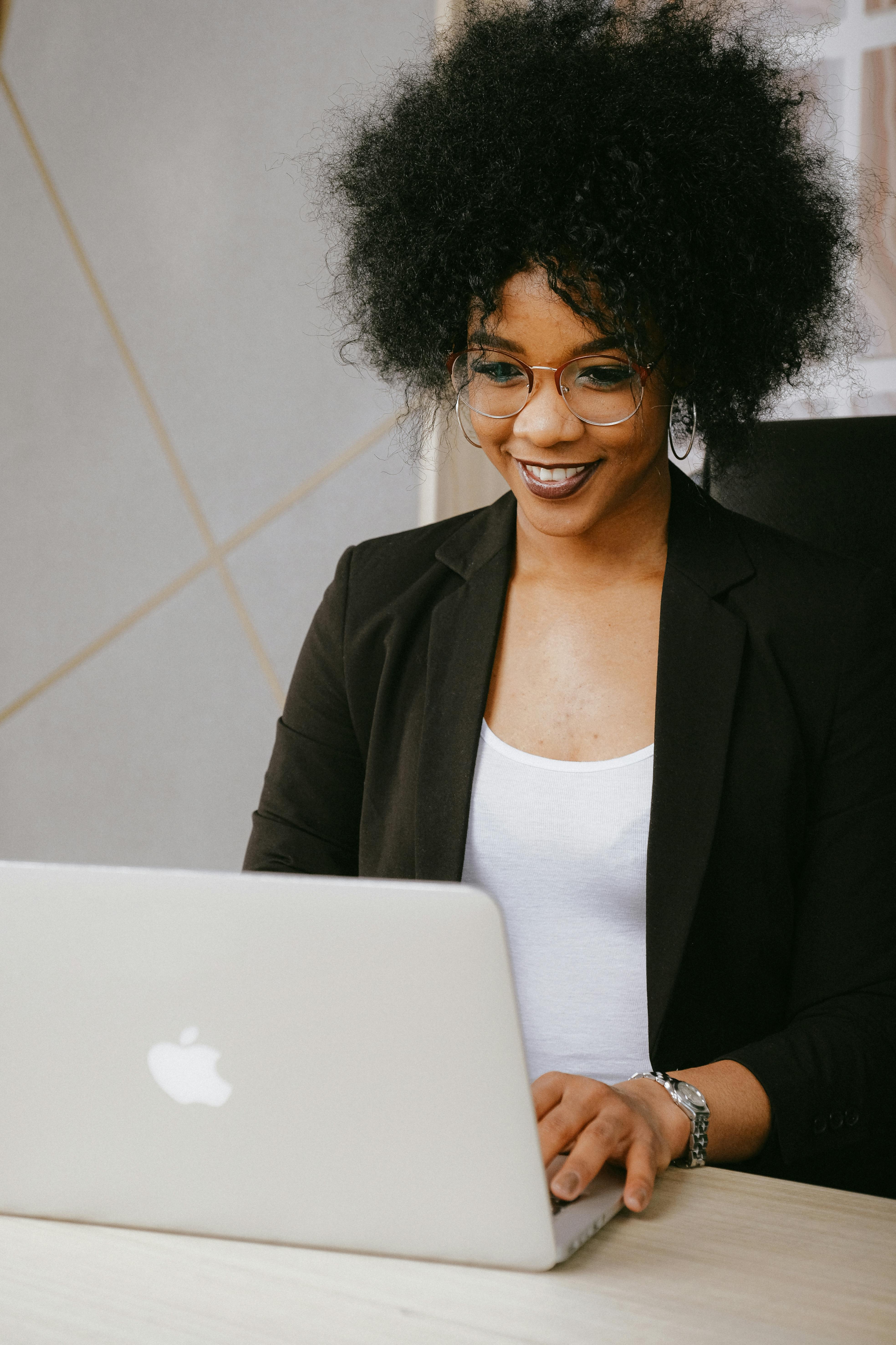 Smart Ways to Become a Bookkeeper in 2025 and Succeed